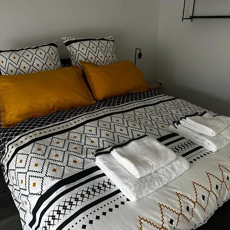 Lebel Endroit 145m2 , Terrain Et Terrasse De 350m2 Au Coeur Des Commerces ,a Proximite De La Et Tous Services Inclus * Portbail